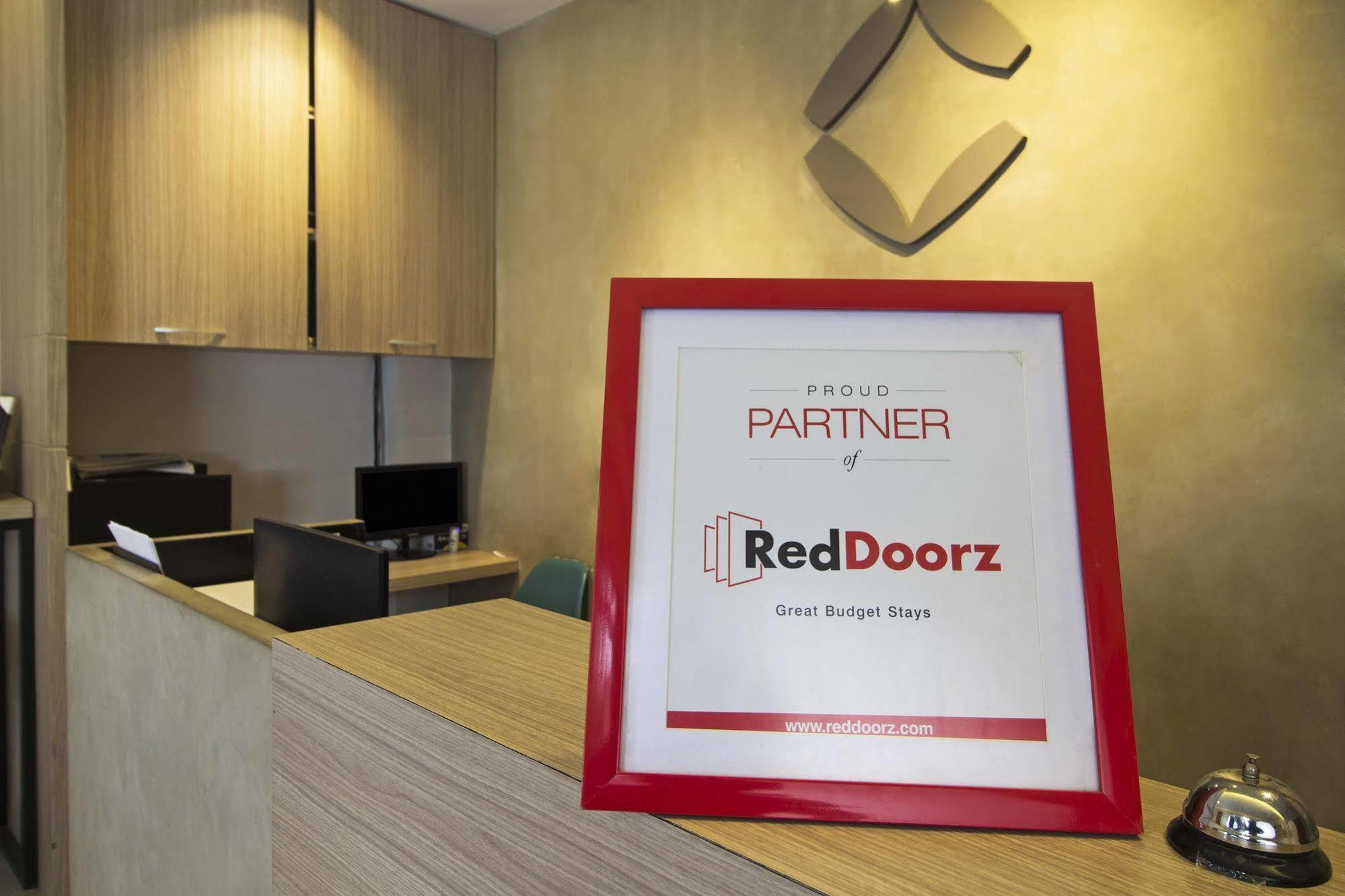 Reddoorz Plus @ Setiabudi Eight Jacarta Exterior foto