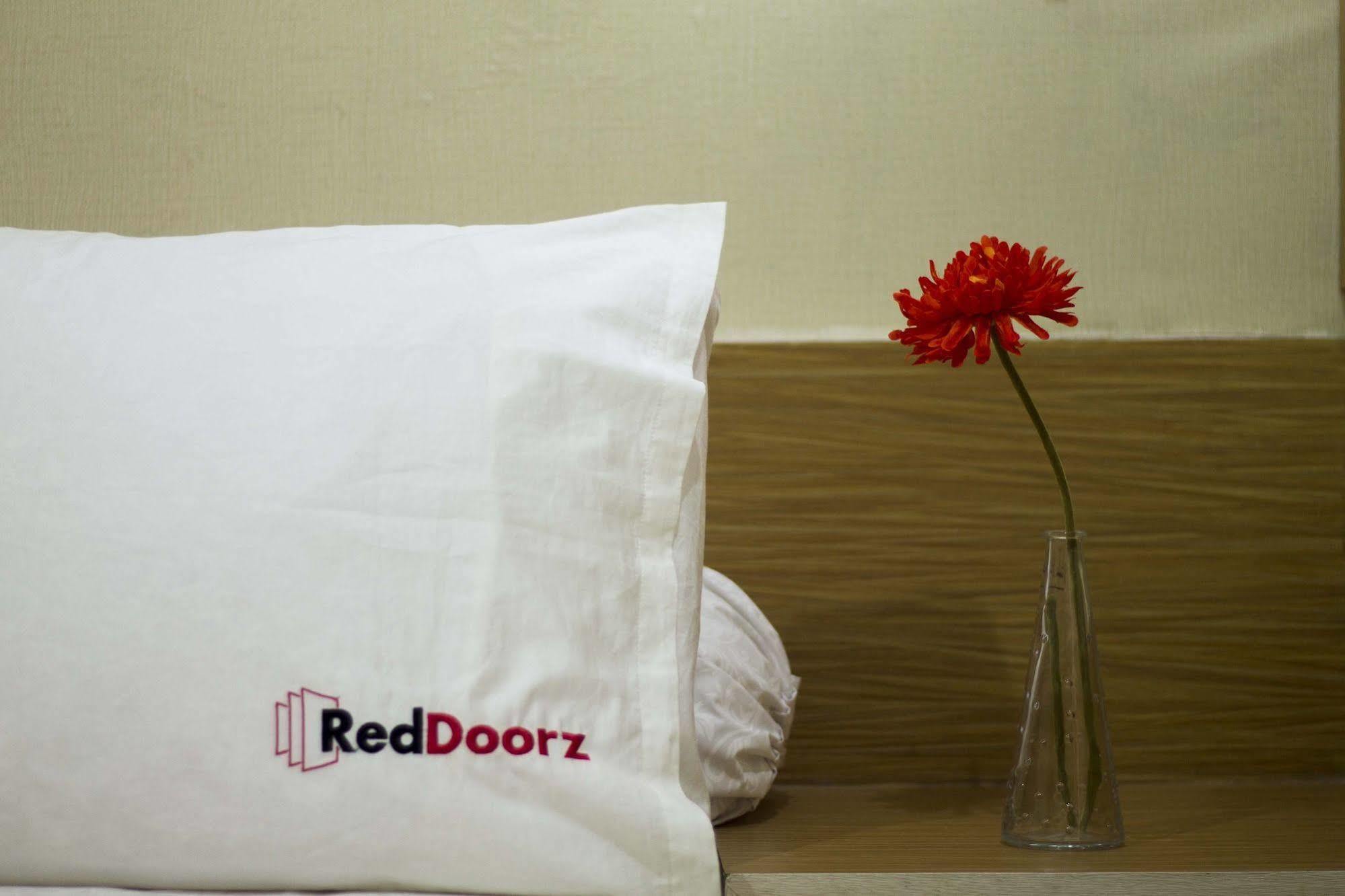 Reddoorz Plus @ Setiabudi Eight Jacarta Exterior foto